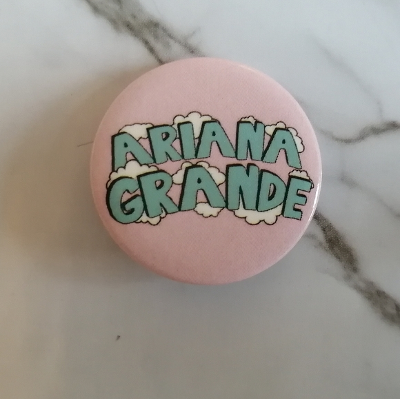 Ariana Grande Buttons: My Everything - Picture 4 of 6